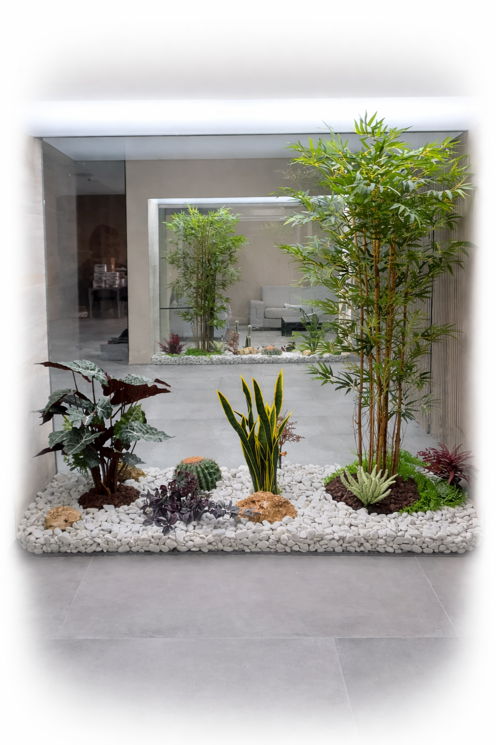 Composición vertical de plantas artificiales en un rincón decorativo
